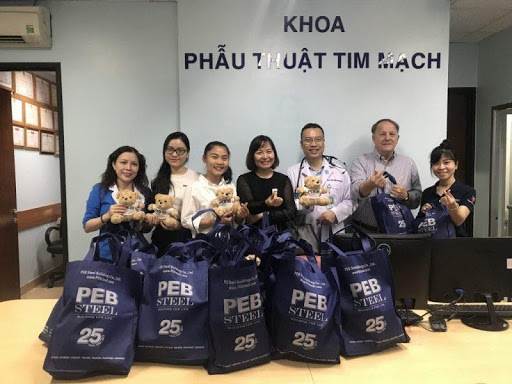 Representative of PEB Steel, VinaCapital Foundation took a photo with Dr. Dinh, Deputy Head of Cardiology Surgery